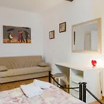 Guesthost - Sant'ambrogio Lovely Retreat In Apartment