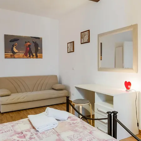 Guesthost - Sant'ambrogio Lovely Retreat In Appartamento